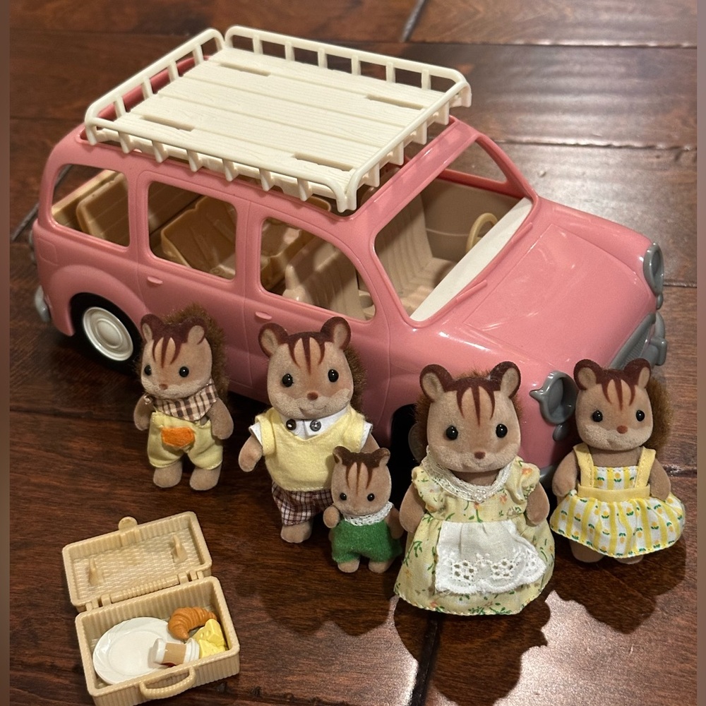 Price Drop!! Calico Critters pink family wagon with 5pc family